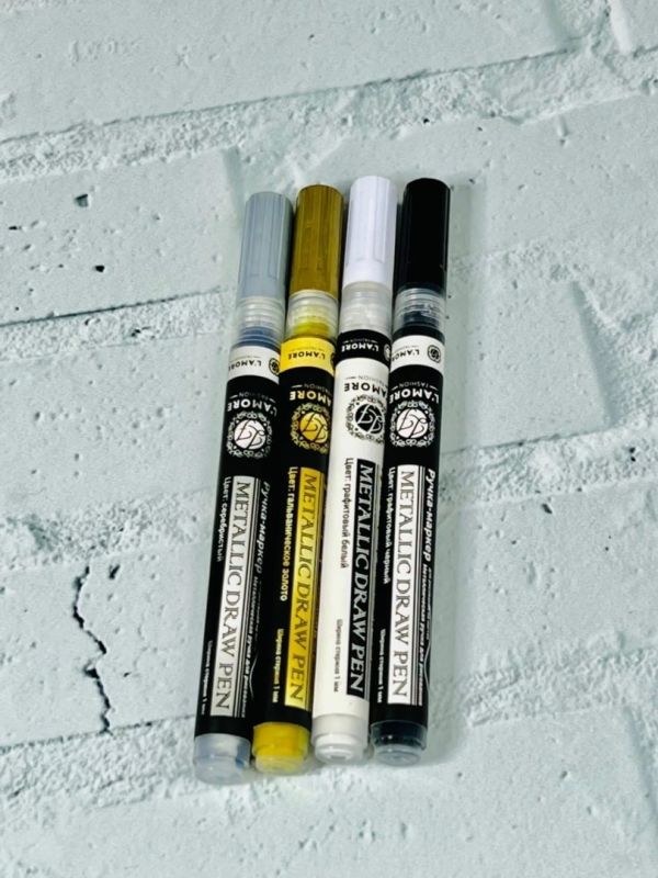 A marker pen for clothes from L'AMORE Fashion white